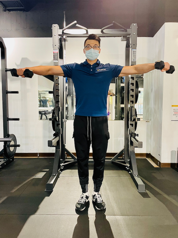 普通人對於重量訓練存在一個誤解,認為需要不斷增加負重才有效。然而如果關節的穩定性尚未達到良好狀態,就得需要先訓練關節的穩定性,以及確保運動軌道的正確範圍,這樣才能事半功倍,簡劭受傷的機率。