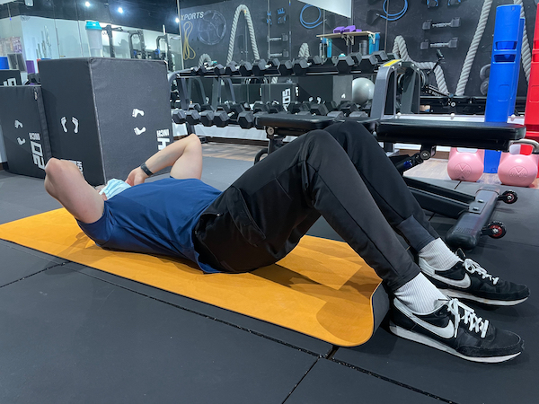 普通人對於重量訓練存在一個誤解,認為需要不斷增加負重才有效。然而如果關節的穩定性尚未達到良好狀態,就得需要先訓練關節的穩定性,以及確保運動軌道的正確範圍,這樣才能事半功倍,簡劭受傷的機率。