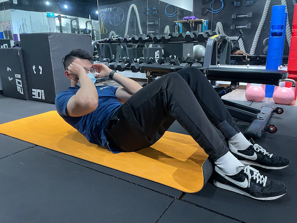 普通人對於重量訓練存在一個誤解,認為需要不斷增加負重才有效。然而如果關節的穩定性尚未達到良好狀態,就得需要先訓練關節的穩定性,以及確保運動軌道的正確範圍,這樣才能事半功倍,簡劭受傷的機率。