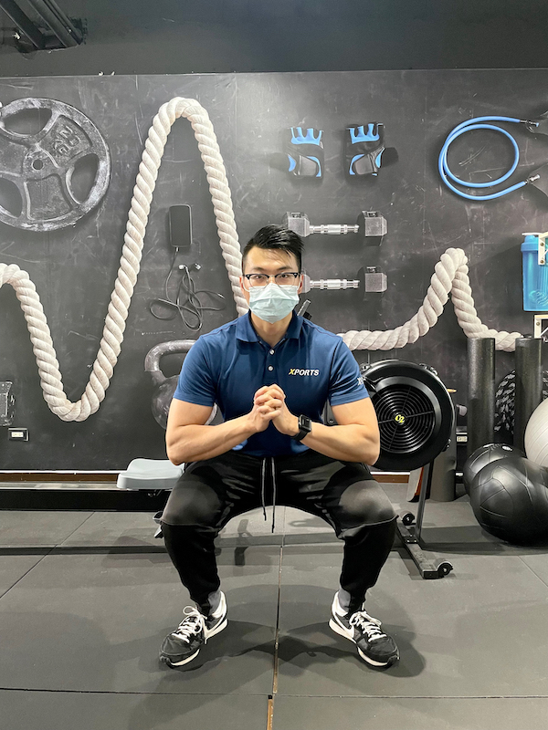 普通人對於重量訓練存在一個誤解,認為需要不斷增加負重才有效。然而如果關節的穩定性尚未達到良好狀態,就得需要先訓練關節的穩定性,以及確保運動軌道的正確範圍,這樣才能事半功倍,簡劭受傷的機率。