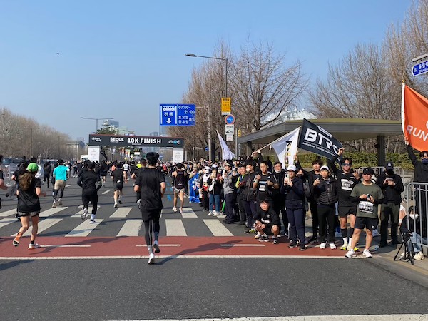 首爾馬拉松以其極速的賽道而聞名，雖然賽道上不免有些微起伏，包括上高架橋的路段和沿著蜿蜒的河濱跑道，但這些規劃乃是基於城市動線的規劃所設計。