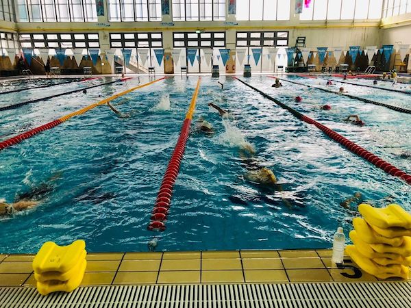 成人泳隊通常是由能力相近的人組成，當學員達到一定的游泳水平後，雖然可以繼續留在原本的成人班，但如果一個班級內水平差距太大，初學者和高階學員混在一起，上課進步的效果就會受限。