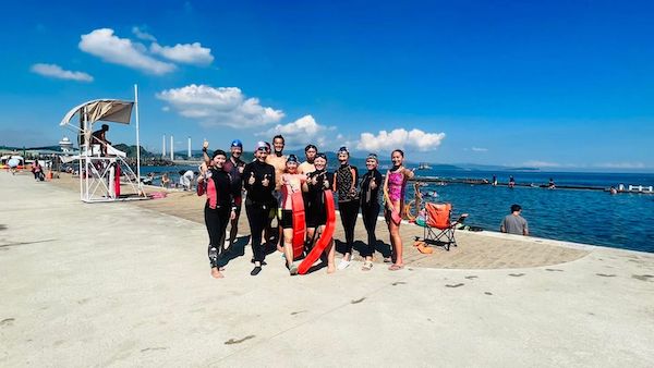 成人泳隊通常是由能力相近的人組成，當學員達到一定的游泳水平後，雖然可以繼續留在原本的成人班，但如果一個班級內水平差距太大，初學者和高階學員混在一起，上課進步的效果就會受限。