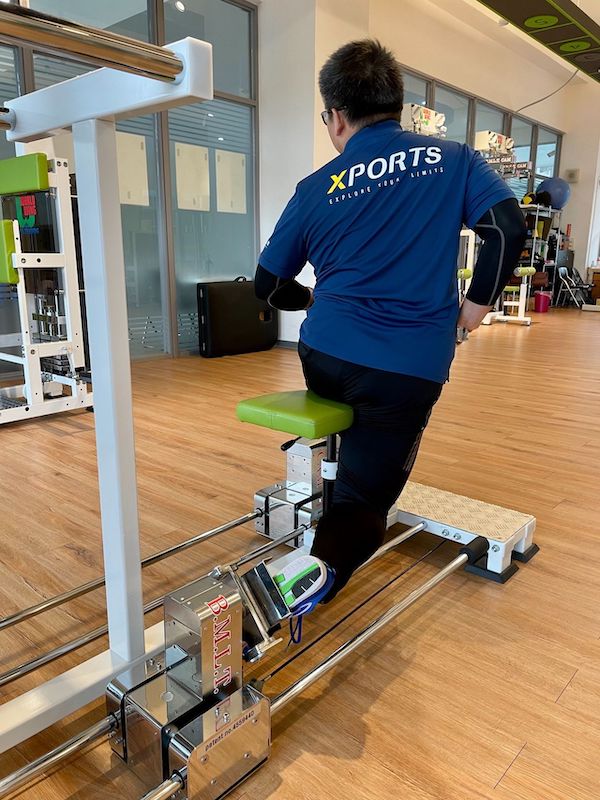 這台<初動負荷4號機>主要用於訓練髖關節、臀部肌肉和提高關節活動度。在實際操作時，有幾種感覺是必須要注意，包括感受到臀部和腿後部肌肉在收縮。