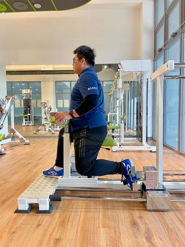 這台<初動負荷4號機>主要用於訓練髖關節、臀部肌肉和提高關節活動度。在實際操作時，有幾種感覺是必須要注意，包括感受到臀部和腿後部肌肉在收縮。