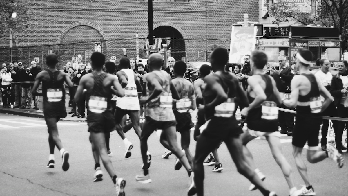 跑完一場馬拉松的關鍵營養是什麼呢？2025 年的新研究！